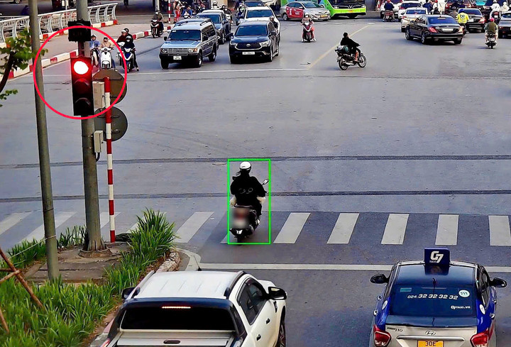 Camera AI phát hiện xe máy vượt đèn đỏ tại nút giao.
