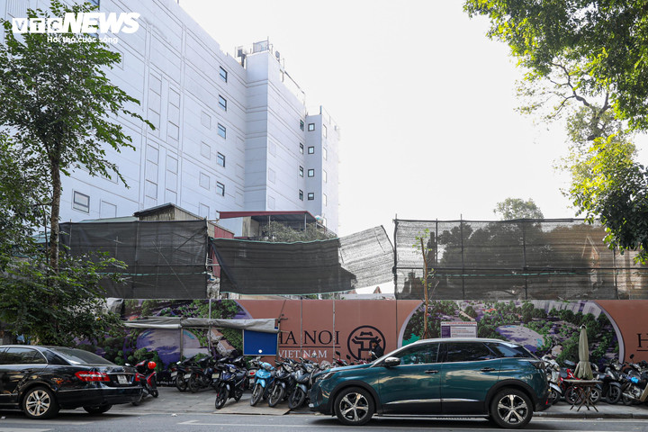 Currently, the first phase (stage 1) of the Hoan Kiem Lake East Square and Park construction project is carrying out the demolition of 7 offices and organizations within the project area, including: the Population, Children and Social Evils Prevention Department, the Hanoi City People's Committee Office, the Hanoi Association of the Blind, the Hanoi Golden Heart Charity Association, and the State Treasury transaction office.