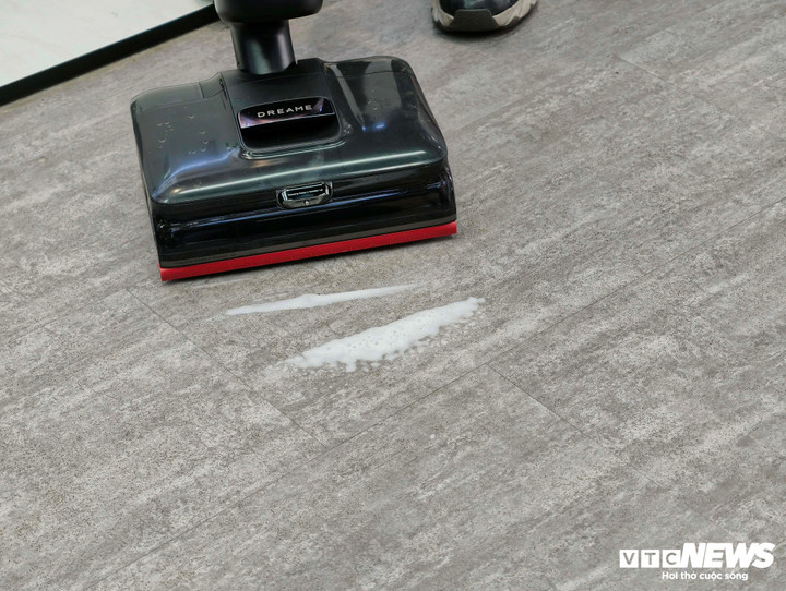 מכונת ניקוי הרצפות עם פונקציית משאבת קצף נוספת מנקה כתמים עקשניים ומסלקת ריחות של חיות מחמד.