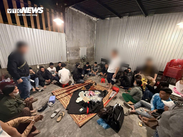 18 người biến quán cà phê thành điểm đánh bạc bằng hình thức xóc đĩa bị công an bắt quả tang