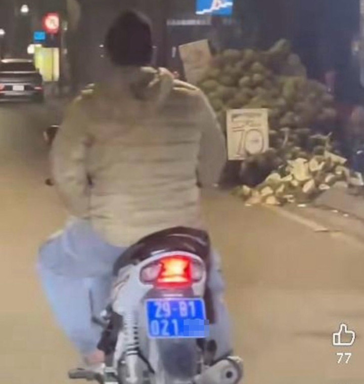 Trần Huy T. đầu trần lái xe máy biển xanh trên đường Hồ Tùng Mậu.