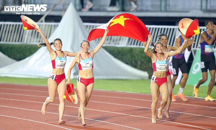 Đội tuyển tiếp sức nữ 4x400m về nhất.