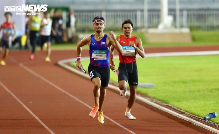 Mọi chuyện chỉ thay đổi khi Lê Ngọc Phúc phải đối đầu với Atkinson Joshua Robert - vận động viên gốc Australia. Ngôi sao này nước rút quá xuất sắc và vượt lên Ngọc Phúc ở những mét cuối cùng, Atkinson Joshua Robert vỡ òa cảm xúc khi giành huy chương vàng ở những giây cuối cùng. Trong khi đó, Lê Ngọc Phúc tiếc nuối vì để lỡ tấm huy chương vàng lịch sử. Lê Ngọc Phúc nằm gục dưới sân vì mệt và cảm xúc thất vọng. Anh rất buồn bã và cần đến sự động viên của các đồng đội. Atkinson Joshua Robert cũng phải mướt mồ hôi trước các chân chạy Việt Nam. Dẫu có nỗi buồn nhưng đội tiếp sức 4x400m nam đã nỗ lực hết mình.