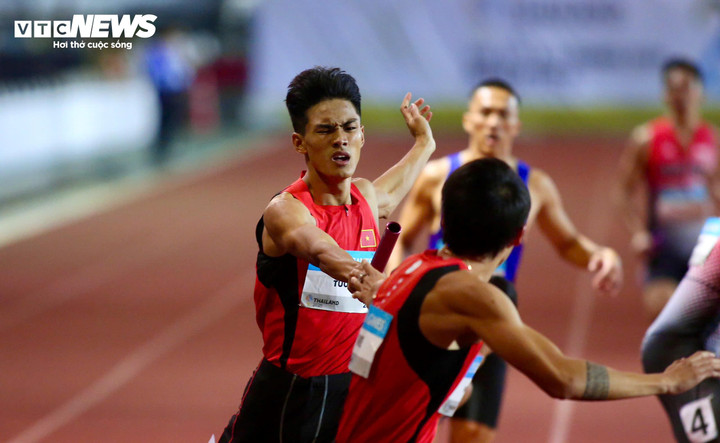 Tạ Ngọc Tưởng hay Trần Nhật Hoàng đều có khởi đầu rất tuyệt vời và bỏ xa Thái Lan, Singapore, Philippines hay Malaysia. Nhật Hoàng chạy và truyền tín gậy ấn tượng cho Vũ Ngọc Khánh. Chân chạy này không thua gì đối thủ và tiếp tục duy trì lợi thế cho đội Việt Nam. Mọi chuyện chỉ thay đổi khi Lê Ngọc Phúc phải đối đầu với Atkinson Joshua Robert - vận động viên gốc Australia. Ngôi sao này nước rút quá xuất sắc và vượt lên Ngọc Phúc ở những mét cuối cùng, Atkinson Joshua Robert vỡ òa cảm xúc khi giành huy chương vàng ở những giây cuối cùng. Trong khi đó, Lê Ngọc Phúc tiếc nuối vì để lỡ tấm huy chương vàng lịch sử. Lê Ngọc Phúc nằm gục dưới sân vì mệt và cảm xúc thất vọng. Anh rất buồn bã và cần đến sự động viên của các đồng đội. Atkinson Joshua Robert cũng phải mướt mồ hôi trước các chân chạy Việt Nam. Dẫu có nỗi buồn nhưng đội tiếp sức 4x400m nam đã nỗ lực hết mình.