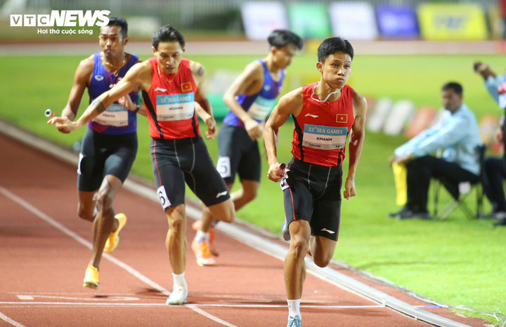 Nhật Hoàng chạy và truyền tín gậy ấn tượng cho Vũ Ngọc Khánh. Chân chạy này không thua gì đối thủ và tiếp tục duy trì lợi thế cho đội Việt Nam. Mọi chuyện chỉ thay đổi khi Lê Ngọc Phúc phải đối đầu với Atkinson Joshua Robert - vận động viên gốc Australia. Ngôi sao này nước rút quá xuất sắc và vượt lên Ngọc Phúc ở những mét cuối cùng, Atkinson Joshua Robert vỡ òa cảm xúc khi giành huy chương vàng ở những giây cuối cùng. Trong khi đó, Lê Ngọc Phúc tiếc nuối vì để lỡ tấm huy chương vàng lịch sử. Lê Ngọc Phúc nằm gục dưới sân vì mệt và cảm xúc thất vọng. Anh rất buồn bã và cần đến sự động viên của các đồng đội. Atkinson Joshua Robert cũng phải mướt mồ hôi trước các chân chạy Việt Nam. Dẫu có nỗi buồn nhưng đội tiếp sức 4x400m nam đã nỗ lực hết mình.