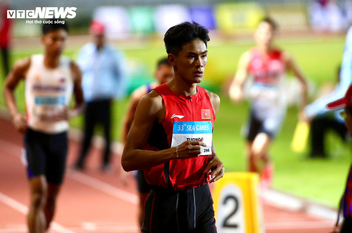 Chiều 16/12, môn điền kinh diễn ra nội dung đáng chú ý 4x400m tiếp sức nam. Tạ Ngọc Tưởng là người chạy đầu tiên cùng các đồng đội như Trần Nhật Hoàng, Vũ Ngọc Khánh và Lê Ngọc Phúc. Tạ Ngọc Tưởng hay Trần Nhật Hoàng đều có khởi đầu rất tuyệt vời và bỏ xa Thái Lan, Singapore, Philippines hay Malaysia. Nhật Hoàng chạy và truyền tín gậy ấn tượng cho Vũ Ngọc Khánh. Chân chạy này không thua gì đối thủ và tiếp tục duy trì lợi thế cho đội Việt Nam. Mọi chuyện chỉ thay đổi khi Lê Ngọc Phúc phải đối đầu với Atkinson Joshua Robert - vận động viên gốc Australia. Ngôi sao này nước rút quá xuất sắc và vượt lên Ngọc Phúc ở những mét cuối cùng, Atkinson Joshua Robert vỡ òa cảm xúc khi giành huy chương vàng ở những giây cuối cùng. Trong khi đó, Lê Ngọc Phúc tiếc nuối vì để lỡ tấm huy chương vàng lịch sử. Lê Ngọc Phúc nằm gục dưới sân vì mệt và cảm xúc thất vọng. Anh rất buồn bã và cần đến sự động viên của các đồng đội. Atkinson Joshua Robert cũng phải mướt mồ hôi trước các chân chạy Việt Nam. Dẫu có nỗi buồn nhưng đội tiếp sức 4x400m nam đã nỗ lực hết mình.