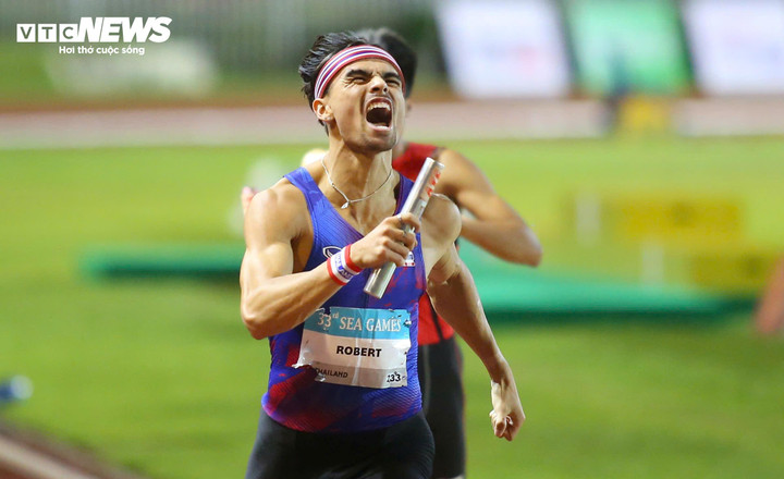 Atkinson Joshua Robert vỡ òa cảm xúc khi giành huy chương vàng ở những giây cuối cùng. Trong khi đó, Lê Ngọc Phúc tiếc nuối vì để lỡ tấm huy chương vàng lịch sử. Lê Ngọc Phúc nằm gục dưới sân vì mệt và cảm xúc thất vọng. Anh rất buồn bã và cần đến sự động viên của các đồng đội. Atkinson Joshua Robert cũng phải mướt mồ hôi trước các chân chạy Việt Nam. Dẫu có nỗi buồn nhưng đội tiếp sức 4x400m nam đã nỗ lực hết mình.