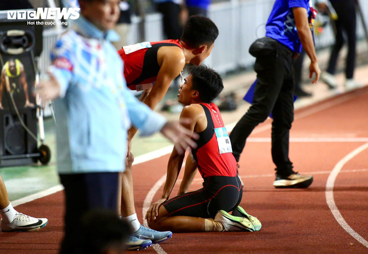 Anh rất buồn bã và cần đến sự động viên của các đồng đội. Atkinson Joshua Robert cũng phải mướt mồ hôi trước các chân chạy Việt Nam. Dẫu có nỗi buồn nhưng đội tiếp sức 4x400m nam đã nỗ lực hết mình.