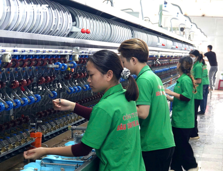 Gác lại mối lo sau bão lũ, công nhân tích cực sản xuất. (Ảnh: Nguyễn Gia)