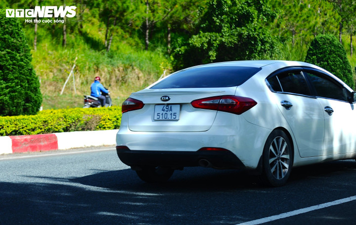 Thậm chí, có người còn vô tư phóng xe máy ngược chiều trên cao tốc rất nguy hiểm.