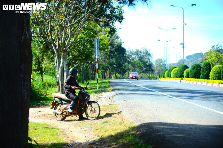 Mỗi ngày, hàng trăm xe máy của người dân băng qua băng lại cao tốc.