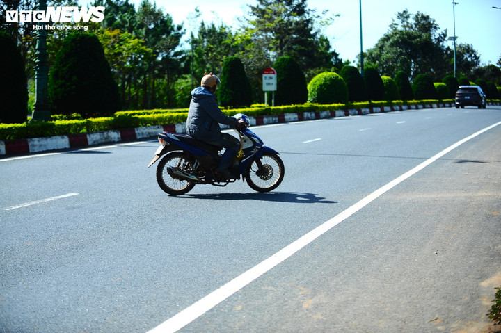 Băng ngang cao tốc như chốn không người.