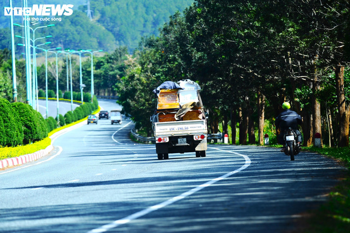 Vô tư phóng xe máy trên cao tốc dù biết điều này là sai, bất chấp nhiều nguy hiểm cho mình và người khác.