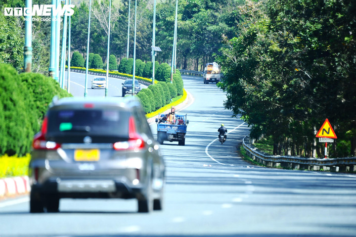 Nhắc đến đường cao tốc Liên Khương - đèo Prenn (từ xã Đức Trọng đến chân đèo Prenn, phường Xuân Hương - Đà Lạt, Lâm Đồng), nhiều lái xe lắc đầu ngao ngán vì tình trạng người đi xe máy liên tục băng ngang dải phân cách, thậm chí đi ngược chiều gây mất an toàn giao thông khi các xe ô tô di chuyển với tốc độ cao.