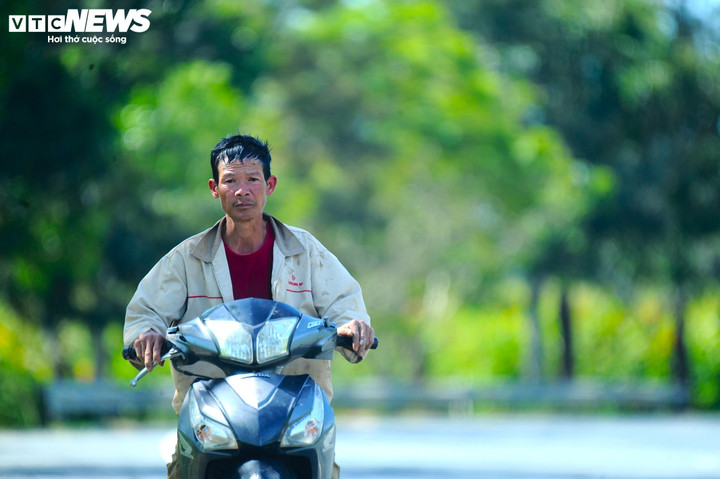 Người dân vô tư đi lại trên cao tốc Liên Khương - Prenn, không đội mũ bảo hiểm.