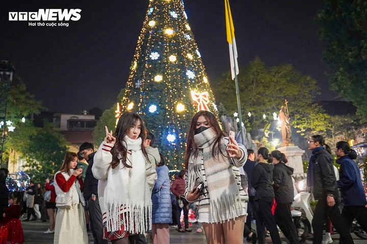 Từ nay đến Giáng sinh, thời tiết Hà Nội và khu vực miền Bắc tiếp tục rét. (Ảnh minh hoạ: Viên Minh)