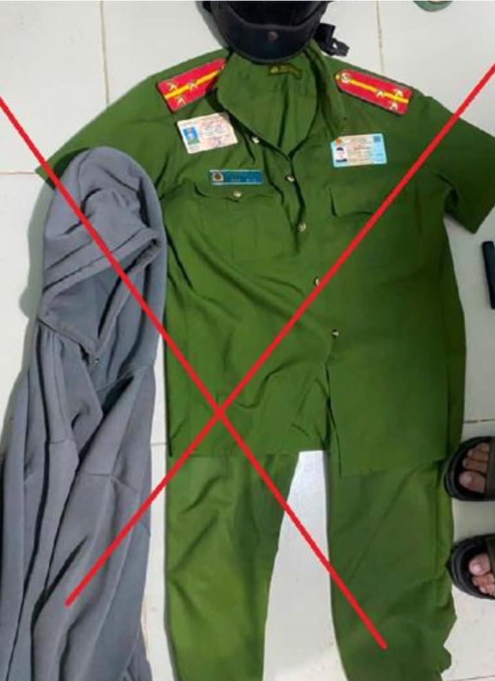 Trang phục đối tượng sử dụng khi giả danh công an. (Ảnh: T.B.)
