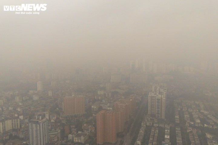 Hà Nội chìm trong lớp sương mù dày đặc do bụi mịn và ô nhiễm không khí. (Ảnh: Viên Minh)