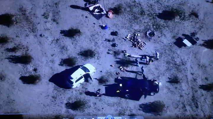 Hình ảnh giám sát cho thấy các nghi phạm bị bắt khi đang diễn tập kế hoạch đánh bom trên sa mạc Mojave, phía đông Los Angeles. (Nguồn: ABC7)