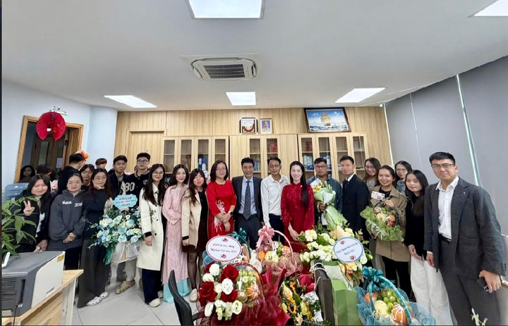 រូបថតដោយ៖ ទីក្រុងហាត្រាង (ស្លៀកអាវផាយពណ៌ក្រហមនៅខាងស្តាំ) ជាមួយលោកគ្រូអ្នកគ្រូ និងនិស្សិតនៃមហាវិទ្យាល័យសេដ្ឋកិច្ច បណ្ឌិត្យសភាគោលនយោបាយ និងអភិវឌ្ឍន៍ ខែវិច្ឆិកា ឆ្នាំ២០២៥។