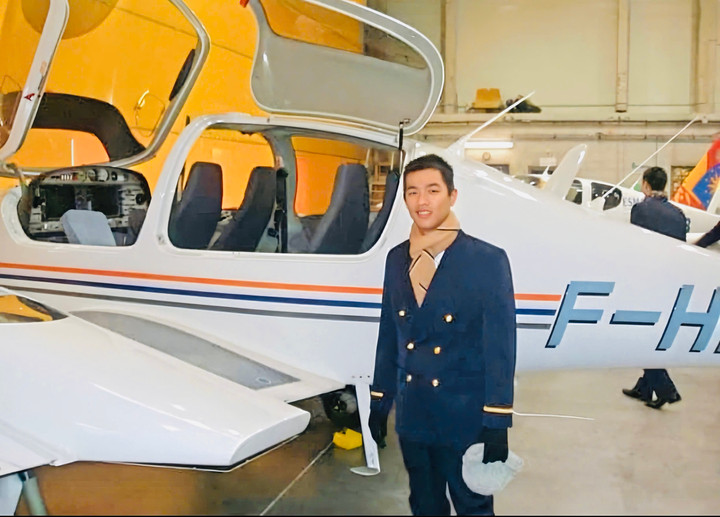 Nguyễn Lê Hoàng tại trường huấn luyện bay ESMA, thành phố Montpellier, Pháp hồi tháng 1/2007.