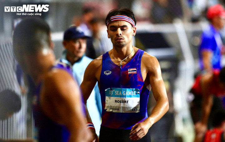 Atkinson Joshua Robert cũng phải mướt mồ hôi trước các chân chạy Việt Nam. Dẫu có nỗi buồn nhưng đội tiếp sức 4x400m nam đã nỗ lực hết mình.