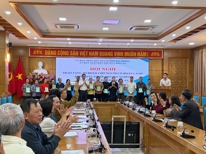 Trao tặng sổ BHXH tự nguyện cho người thuộc hộ cận nghèo trên địa bàn phường Kiến An.