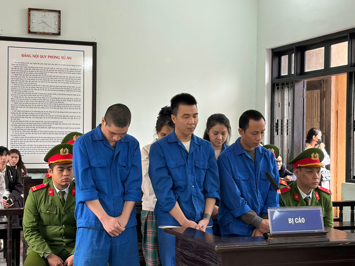 Nhóm bị cáo tại phiên toà xét xử sơ thẩm. (Ảnh: Ngọc Minh)