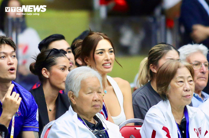 Anchilee Scott-Kemmis biểu cảm "hoảng hốt" trước cú đập quá uy lực từ Trần Thị Thanh Thúy ở hiệp 4. Đây là pha ghi điểm rất quan trọng cho Việt Nam. Trái với cảm xúc của Anchilee Scott-Kemmis, các cổ động viên Việt Nam như vỡ òa vì đội tuyển bóng chuyền nữ Việt Nam gỡ hòa 2-2. Diễn biến set 5 căng thẳng đến mức Anchilee Scott-Kemmis không thể nở nụ cười. Cô nàng chỉ thoải mái hơn khi Thái Lan san bằng điểm số. Cô ăn mừng cuồng nhiệt khi Thái Lan lội ngược dòng ở set 5 và thắng 3-2, qua đó giành huy chương vàng. Dù vậy, Anchilee Scott-Kemmis vẫn dành sự tôn trọng cho đoàn thể thao Việt Nam. Cô liên tục vỗ tay tán thưởng khi đội Việt Nam nhận huy chương bạc. Cả Anchilee Scott-Kemmis và Antonia Porsild có một buổi tối đáng nhớ, nhiều cảm xúc.