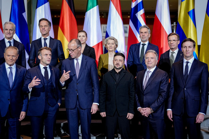 Thủ tướng Ba Lan Donald Tusk, Tổng thống Pháp Emmanuel Macron, Thủ tướng Đức Friedrich Merz, Đặc phái viên Mỹ Steve Witkoff và ông Jared Kushner, cùng Tổng Thư ký NATO Mark Rutte và các lãnh đạo châu Âu khác, chụp ảnh chung tại Phủ Thủ tướng ở Berlin, Đức, ngày 15/12/2025. (Ảnh: Reuters)