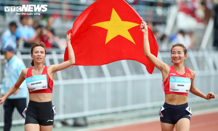 Nguyễn Thị Oanh và Đoàn Thu Hằng "mở hàng" huy chương cho điền kinh Việt Nam chiều nay 16/12. Nguyễn Thị Oanh bảo vệ thành công ngôi vô địch cự ly 3.000m vượt chướng ngại vật, trong khi đồng đội về nhì.