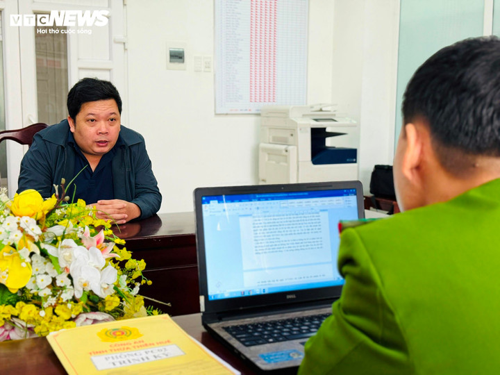 Cán bộ Cơ quan CSĐT Công an TP Huế đang thực hiện lấy lời khai với Nguyễn Thế Anh