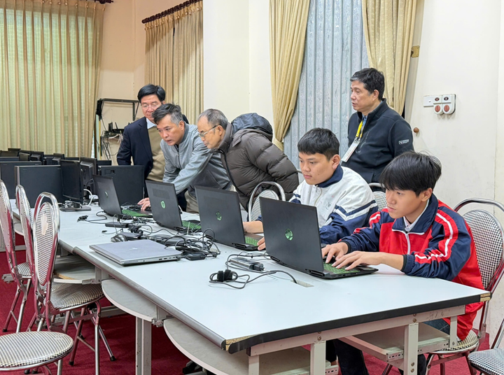 The external evaluation team surveyed the applied informatics vocational training classroom at VOVedu.