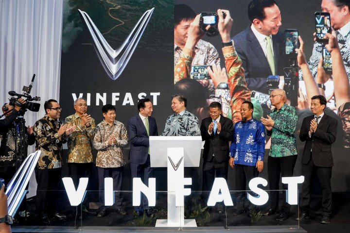 Ông Airlangga Hartarto - Bộ trưởng Điều phối Kinh tế Indonesia (thứ 5 từ bên phải), ông Phạm Sanh Châu - CEO VinFast châu Á và ông H. Erwan Setiawan – Phó Thống đốc tỉnh Tây Java (thứ 4 từ bên phải), cùng các đại diện chính phủ Indonesia, đại diện VinFast tại sự kiện khánh thành.
