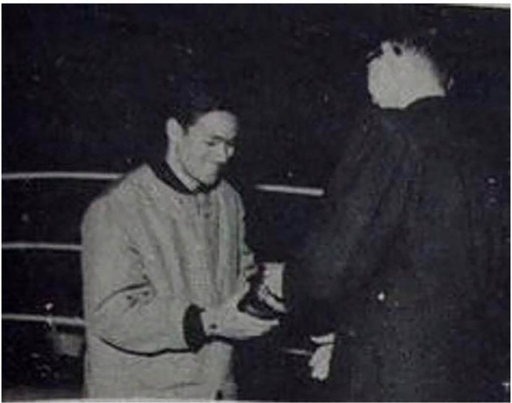 Lý Tiểu Long nhận huy chương sau khi tháng Gary Elms