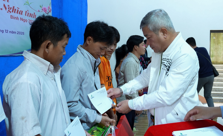 Ông Đỗ Chí Thanh trao quà hỗ trợ cho đại diện 35 hộ dân thôn Kho Vàng.