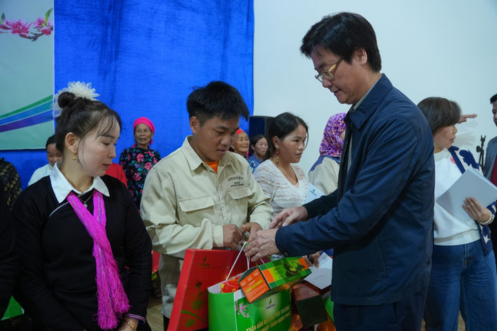 Ông Nguyễn Mạnh Kha trao quà hỗ trợ cho đại diện 35 hộ dân thôn Kho Vàng.