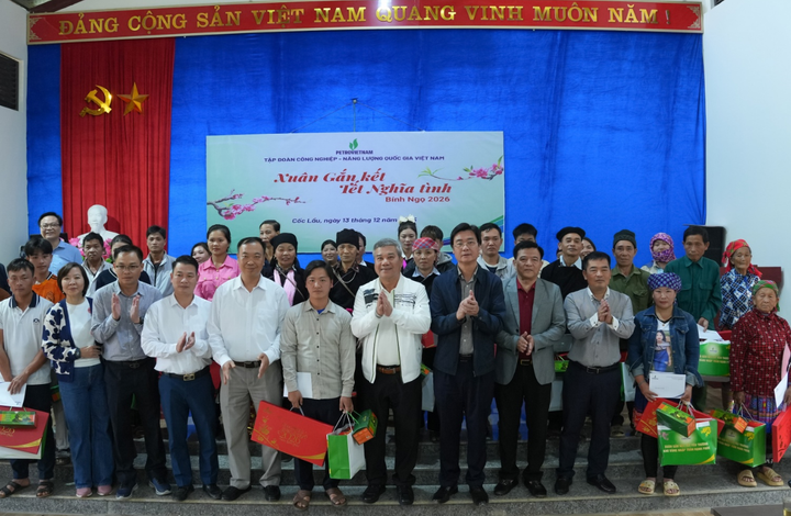Đoàn công tác Petorvietnam trao quà cho đại diện 35 hộ dân, tặng quà cho các cô giáo và học sinh tại điểm trường mầm non thôn Kho Vàng, đồng thời ủng hộ 100 tấn xi măng cho chính quyền xã Cốc Lầu.