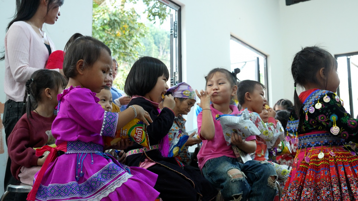 Các em nhỏ thôn Kho Vàng hạnh phúc thưởng thức những phần quà mà đoàn công tác Petrovietnam mang đến .