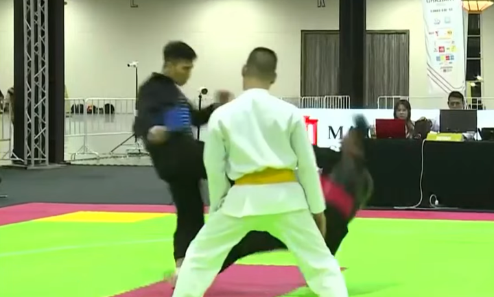 Võ sĩ Việt Nam (giáp xanh) bị xử thua vì ra đòn phạm quy.