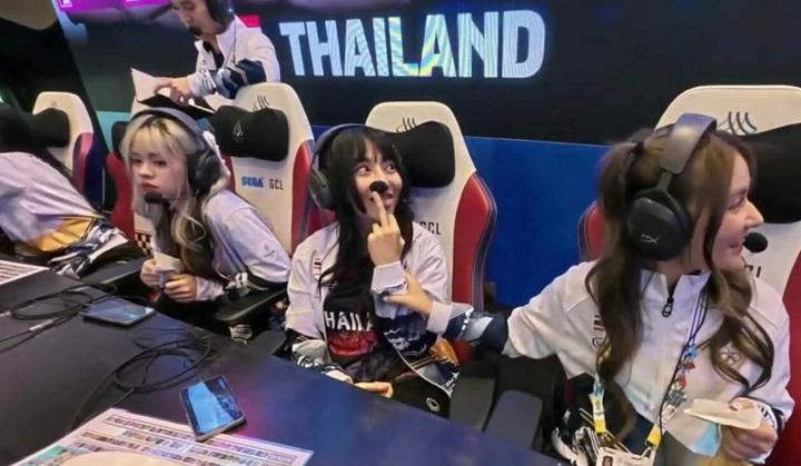 Hành động giơ ngón tay giữa trước ống kính nhận về nhiều chỉ trích. (Nguồn: DailyNews)