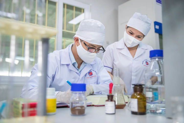 TGĐ Lê Thị Bình và Phó TGĐ Nguyễn Minh Hoàng nghiên cứu, bào chế sản phẩm.