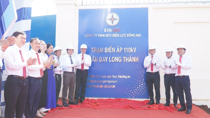 Các đại biểu thực hiện nghi thức khánh thành công trình “TBA 110kV sân bay Long Thành và đường dây đấu nối”.