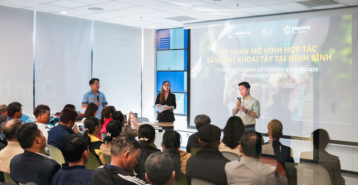 Ông Denpong Archamongkol, Giám đốc Chuỗi Cung ứng PepsiCo Đông Dương, chào đón nông dân tham gia khóa đào tạo. (Ảnh: PepsiCo)