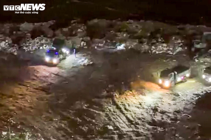 Việc đổ thải diễn ra cả ban ngày lẫn ban đêm, với xe tải hạng nặng ra vào liên tục. (Ảnh: H.M.)