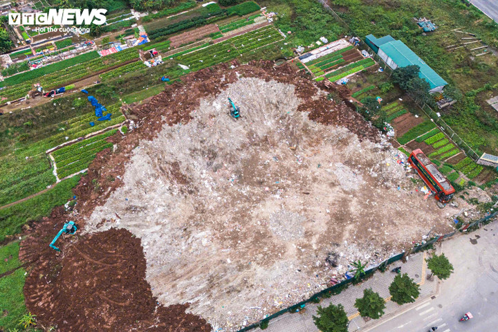 Hình ảnh bãi đất được san lấp đất lên che phần rác thải, sáng 16/12. (Ảnh: T.V.)