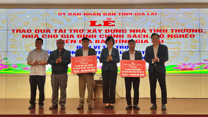 Tổng Công ty Thuốc lá Việt Nam hỗ trợ kinh phí xây dựng nhà cho các gia đình chính sách, hộ nghèo của thị xã An Khê,huyện Kông Chro (cũ), tỉnh Gia Lai.