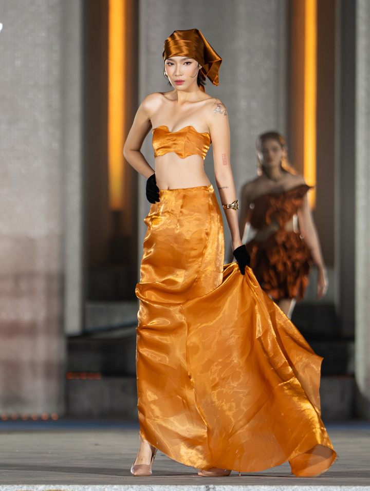 Lấy cảm hứng từ khoảnh khắc ngày và đêm, Thanh Hương Bùi xây dựng các thiết kế dựa trên những cặp đối lập tưởng chừng mâu thuẫn: mềm mại và mạnh mẽ, nữ tính và quyền lực, truyền thống và đương đại.