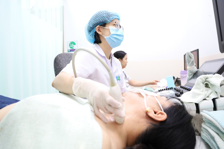 Bệnh nhân siêu âm tuyến giáp tại Bệnh viện Ung Bướu TP.HCM.