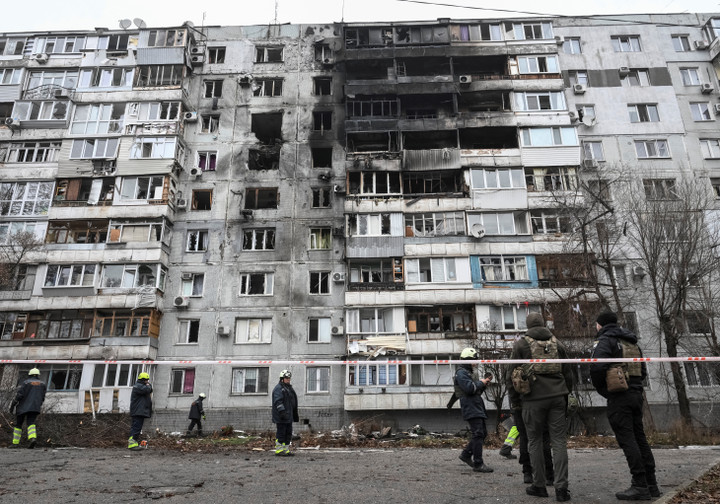 Hiện trường một tòa chung cư bị UAV Nga tấn công, trong bối cảnh các đợt không kích của Nga nhằm vào Ukraine, tại Zaporizhzhia, Ukraine, ngày 16/12/2025. (Ảnh: REUTERS/Stringer)